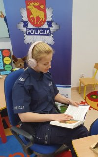 Policjantka czyta książkę