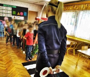 Policjantka i dzieci w przedszkolu