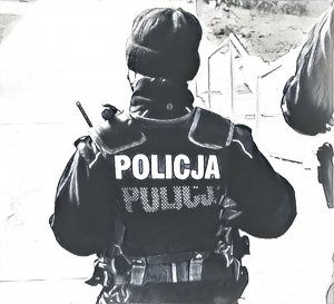 Policjantka w mundurze, napis POLICJA